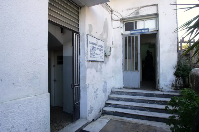 Μεσολόγγι: Εικόνες ντροπής και εγκατάλειψης στην Διεύθυνση Αιτωλίας – Λύματα πλημμύρισαν τον διάδρομο