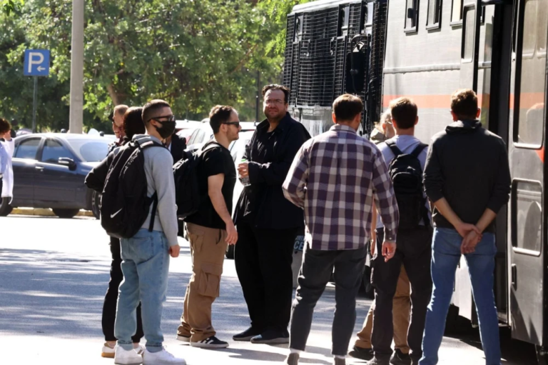 Ποινική δίωξη για πέντε κακουργήματα στον Φίλιππο Καμπούρη και τη σύζυγό του για τις απάτες στον ΕΦΚΑ