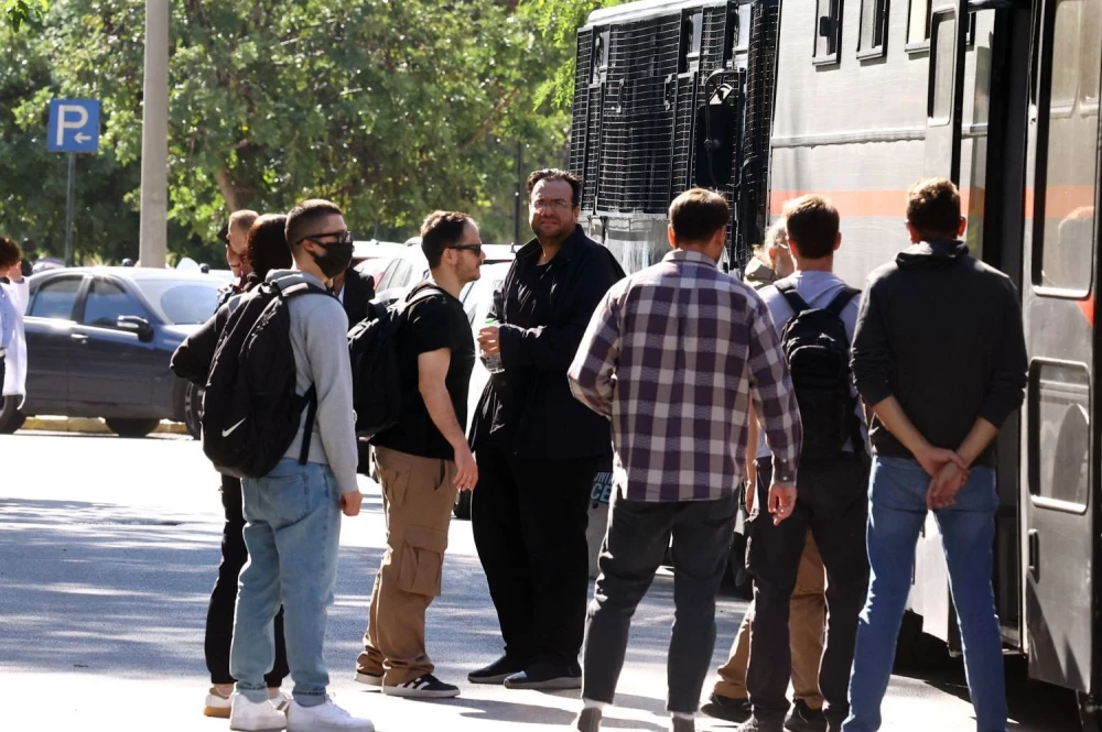 Ποινική δίωξη για πέντε κακουργήματα στον Φίλιππο Καμπούρη και τη σύζυγό του για τις απάτες στον ΕΦΚΑ