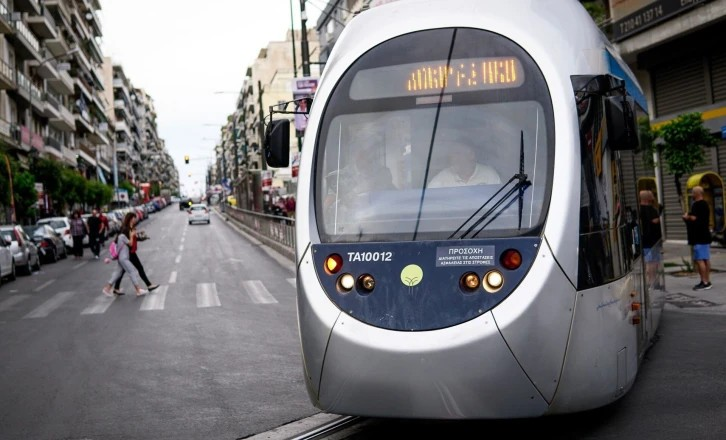 Σοβαρά τραυματισμένη πεζή που παρασύρθηκε από συρμό του τραμ