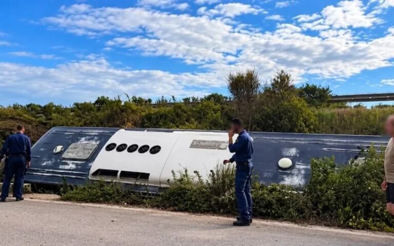 Τροχαίο στην Ιόνια Οδό: Ανατράπηκε λεωφορείο του Πολεμικού Ναυτικού – 13 δόκιμοι στο νοσοκομείο